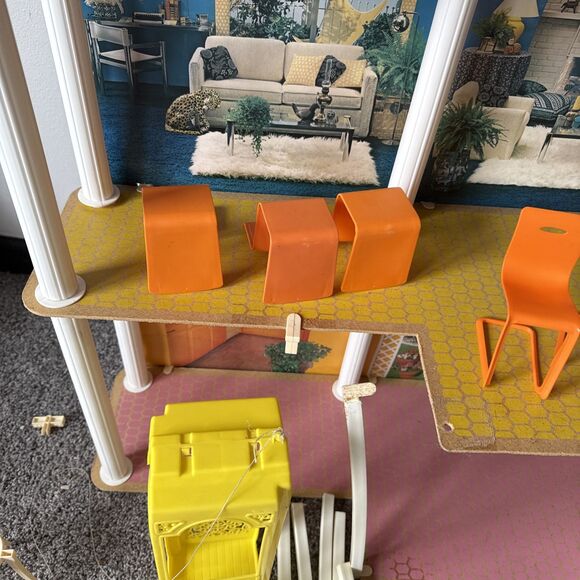 Barbie’s Townhouse 3 1/2 Feet High! Vintage 1970’s Almost Complete - Picture 4 of 9